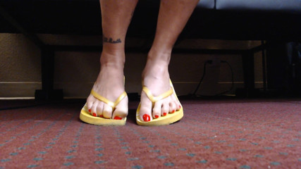 Abby Anna: Röd tånagel vickande gula flipflops