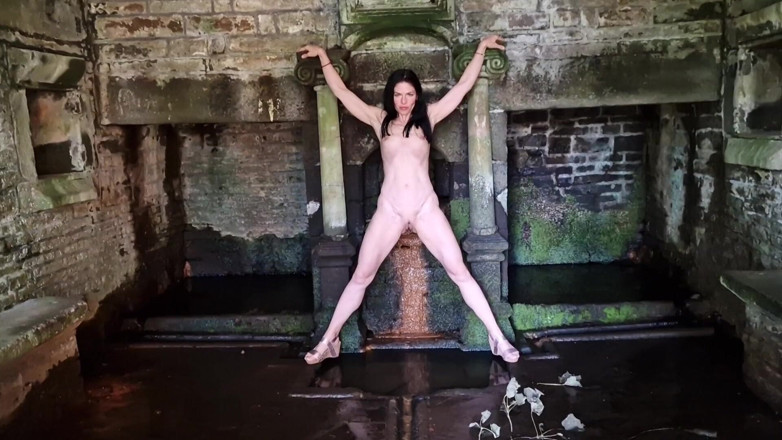 Nicky Brill: Desnudez al aire libre, enorme mi coño y meando
