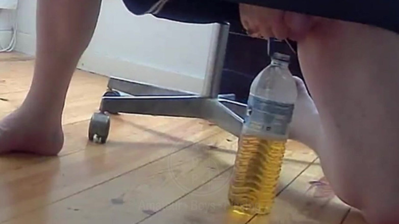 AmateurBoysPissing: Když Jules pracuje z domova a nemůže odejít ze svého...