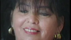 Abuela cachonda follada por un hombre tatuado después de masturbarse con los dedos