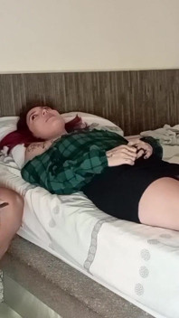 Soția nesatisfăcută se duce la psiholog pentru a primi cea mai bună terapie sexuală și perversă