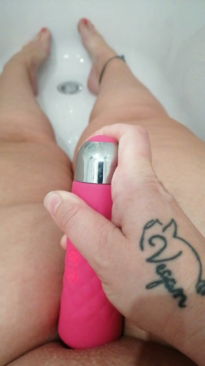 Kitty Queen: Mature MILF Kitty Queen in the Bath with Her Vibrator -...