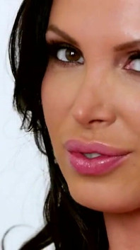 Nikki Benz škádlení a topení v kuchyni