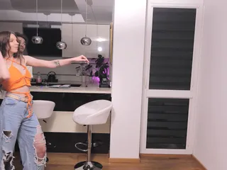 Un joc sexy Strip Dart cu o brunetă sexy, cu țâțe mari