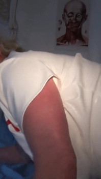 Trisha und claire sind freche krankenschwestern