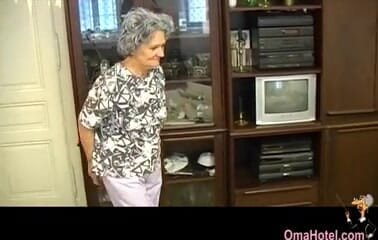 Old Nanny: Oma Hotel- Margoth genç çiftle edepsiz üçlü grup seks yapıyor