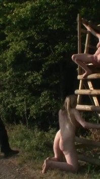 Demütigendes dominierendes spanking auf der farm