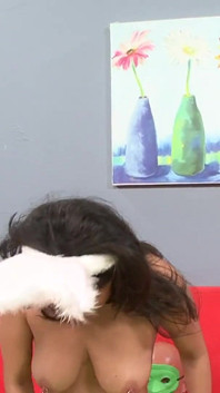 Charley göğüslerini sikiyor ve pirsingli amcığını parçalatıyor