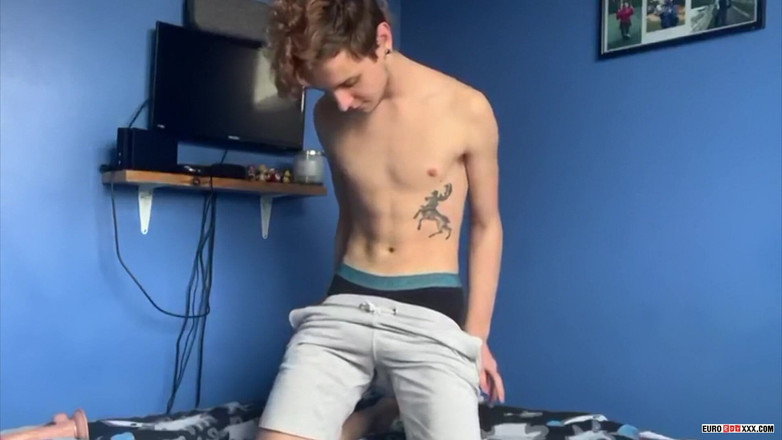 Euro boy xxx: उसके तंग छेद के लिए डिल्डो