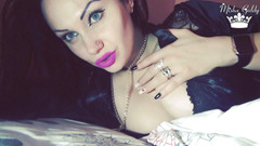 Goddess Misha Goldy: Violetul sărută și linge