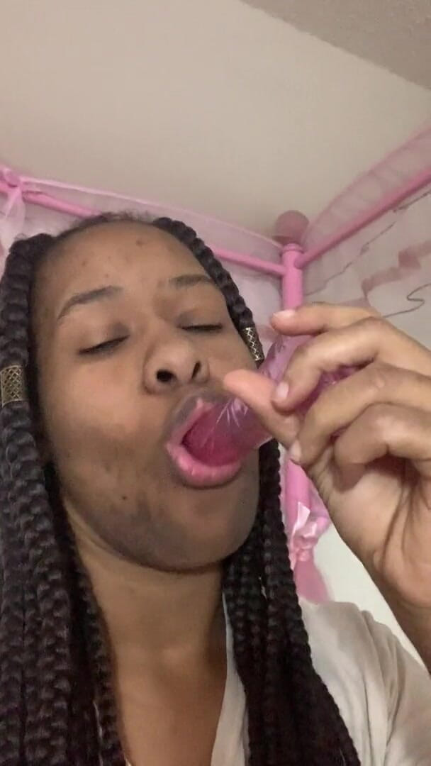 Imani Garrett: Sledujte, jak kouřím své dildo