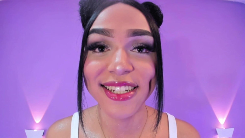 Brittany Gil: Đôi Môi Mọng Nước Gợi Cảm