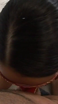 Scenă de amatori cu o curvă reală care adoră plăcerea și sperma