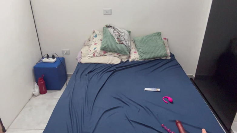 Mary Jhuana: Grandota en su cama masturbándose y fumando