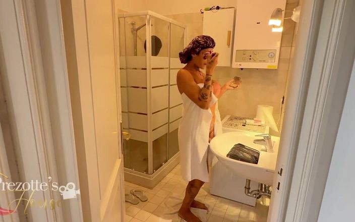 Prezottes_House: Haciendo algunas cosas cachondas en el baño con mi amigo