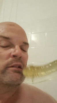 Târfă lejeră, suge dildo-urile