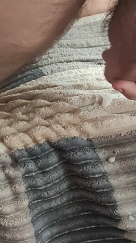Mengongkek pantat lelaki di ruang tamu