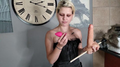 domslutfucker: Loira puta de espartilho revisa diferentes brinquedos até encontrar o...