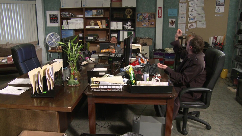 Get in my Office: Geile nerd voert graag IT-taken uit: voorbinddildo inspecteur van kutjes