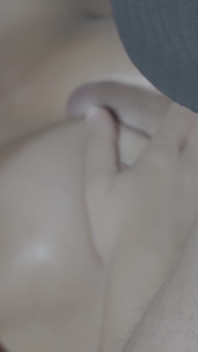 나는 거유가 없어도 그들과 놀고 뜨거운 정액을 느끼는 것을 좋아합니다.