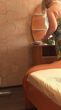 Isteri saya yang matang membersihkan diri dan kamera rumah memerhatikannya. BBW dengan punggung besar di belakang tabir.