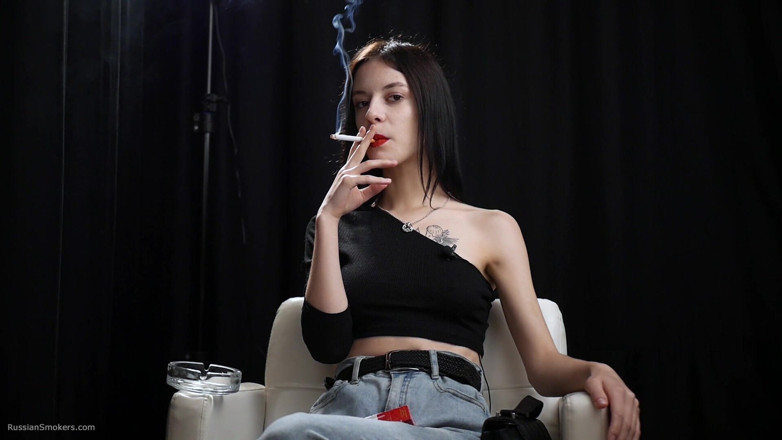 Russian Smokers: Szczupła laska pali dwóch czerwonych