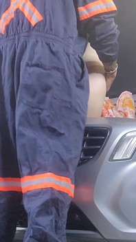 Gli potrei pagare il meccanico quindi gli ho offerto un po' di figa
