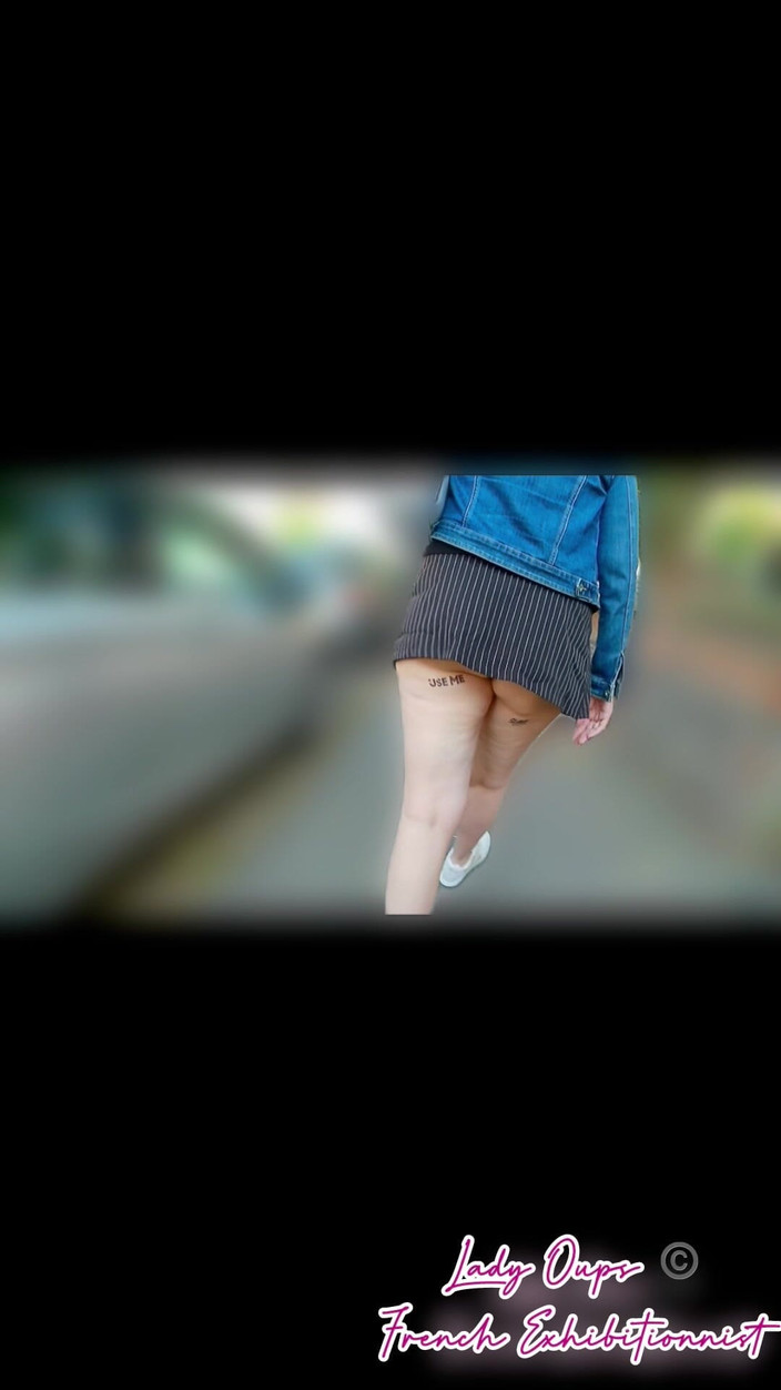 Lady Oups: Şehir merkezinde mikro etekli seksi bir sürtüğün anal tıkacıyla sergi
