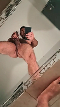 Aynanın önünde mastürbasyon - seksi latin adam yarağınla oynuyor