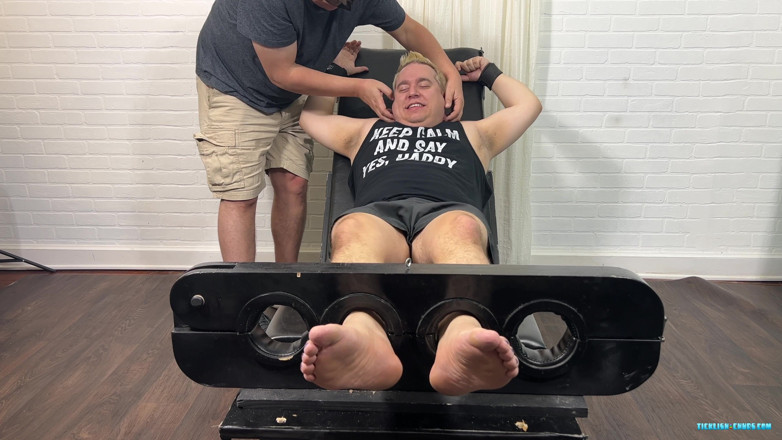 Ticklish Chubs: アキレスはマットに復讐を果たす