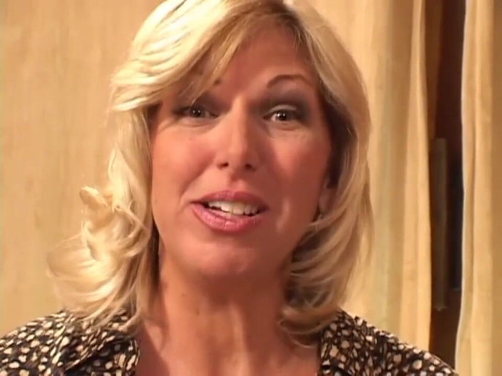 Milf in Love: Blond milf uwielbia dużego kutasa w cipce w ustach