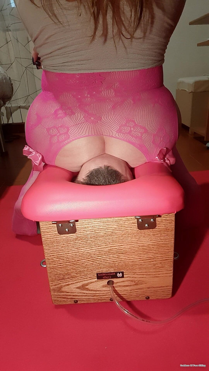 goddess82: Begraven onder mijn poesje en kont!
