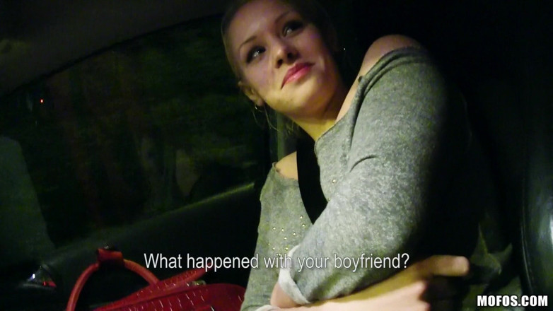Stranded Teens: Затрудненные тинки - русская блондинка Lola Taylor делает куколдом ее бойфренда и обожает играть с задницей