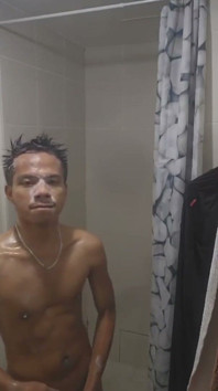 Pinoy Twink Se Ponen Duras Debajo De La Ducha