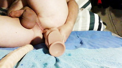 Anal gay hole: Dildo besar di lubang punggungnya!