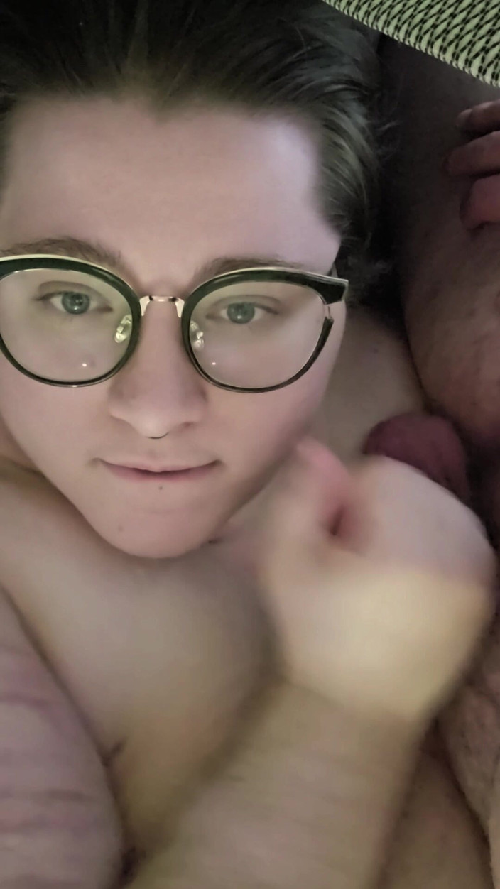 puppyrolls: Een lekkere, hete cumshot op mijn gezicht krijgen!