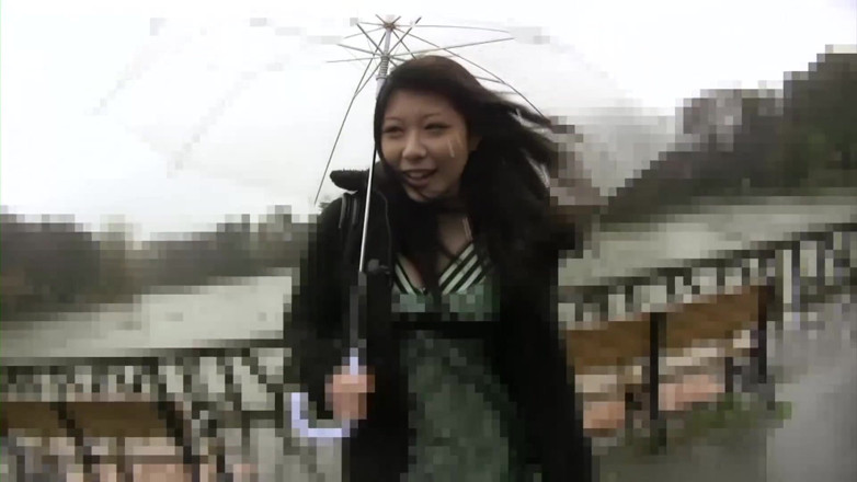 Asian Mature Climax: 欲火中烧的亚洲荡妇在车里自慰