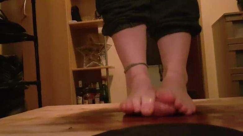 ironball1983: Pov - calpestare a piedi nudi - dopo essere stato trattato con...