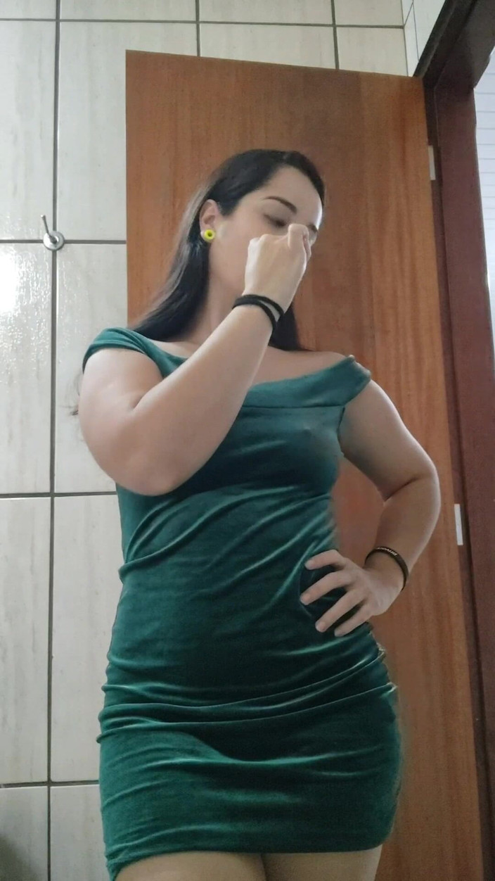 Debora Mendes: Приодетая со мной - зеленое платье и провокационный взгляд