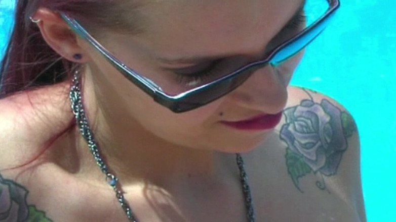 Lydia Privat: Tiga orang di kolam hotel
