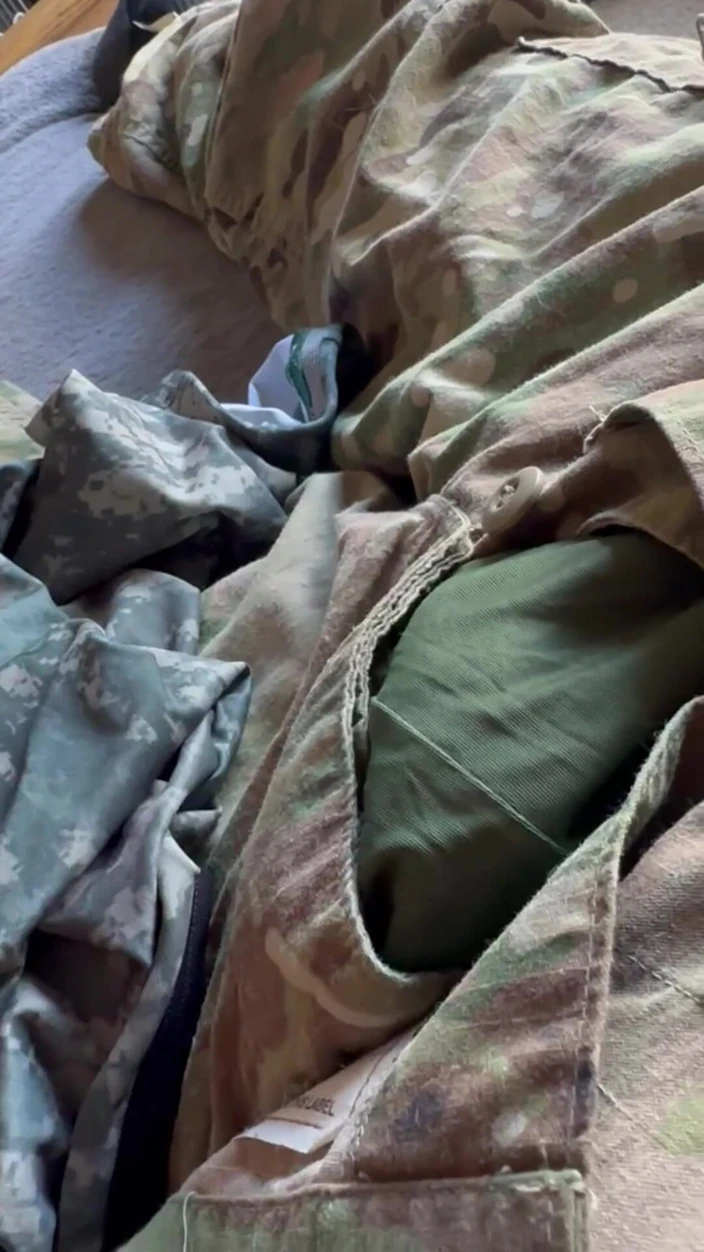 Gay Soldier Stuff: Masturbando-se em um singlet de luta do sarge que vendeu!