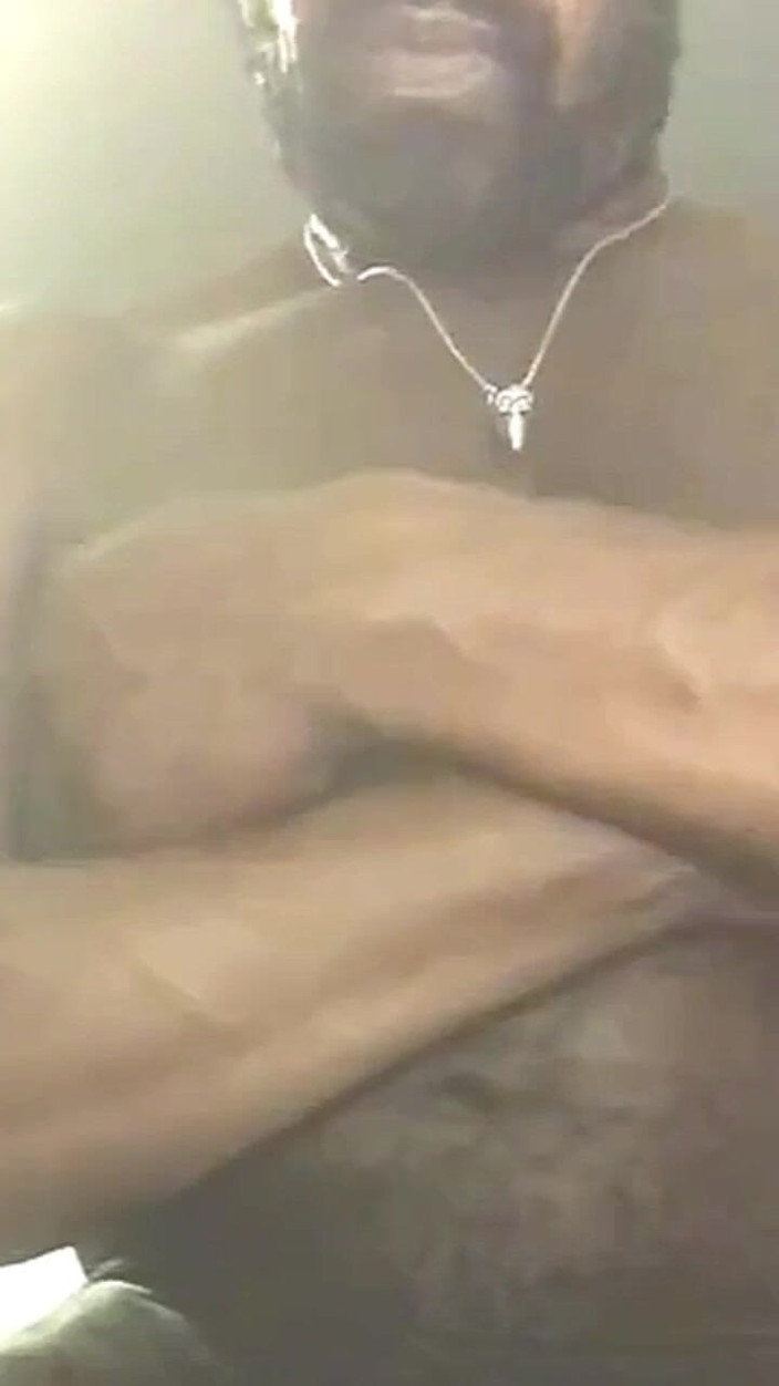 Black smoking muscle stepdad: Noche De BBC Viendo Porno, Paja Y Sesión De Leche