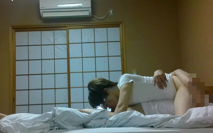 akeieroi: Une femme mature soignée et magnifique est en fait un...