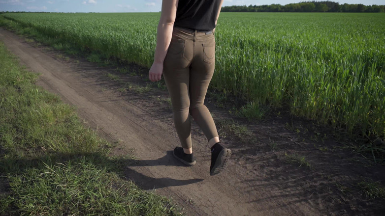 Teasecombo 4K: Sexy milf camina al aire libre y provoca lindas líneas...