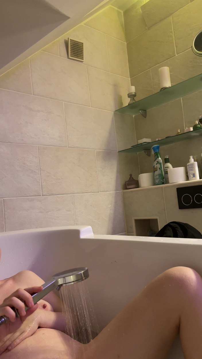 SweetLucy96: El agua tibia me pone duros los pezones