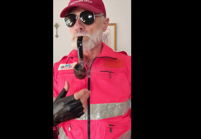 MusclesCigarsFFPig: Ojczym pali fajkę w Hi Viz Gear