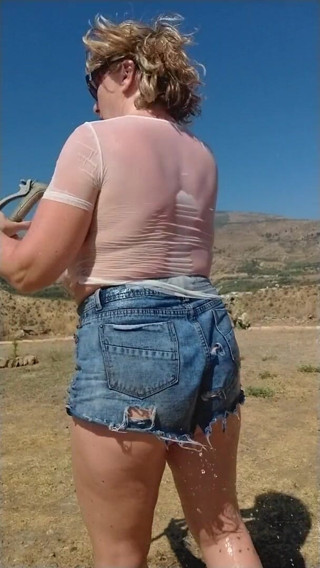 Camilla Creampie: Pantalones cortos transparentes y una manguera