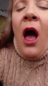 Miss Whitney Morgan: Fried Chicken Eating Asmr