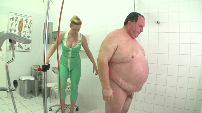 German BDSM MMV: BDSM domina con i suoi schiavi maschi che si struccano...