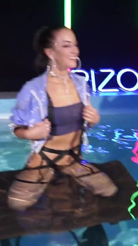 Zuzu Sweet Ialah si jalang yang suka bermain di set
